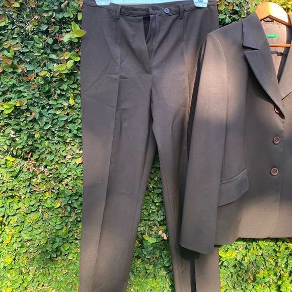 Brown united colors of Benetton suit size 44, but fits a six or an eight - Picture 3 of 6